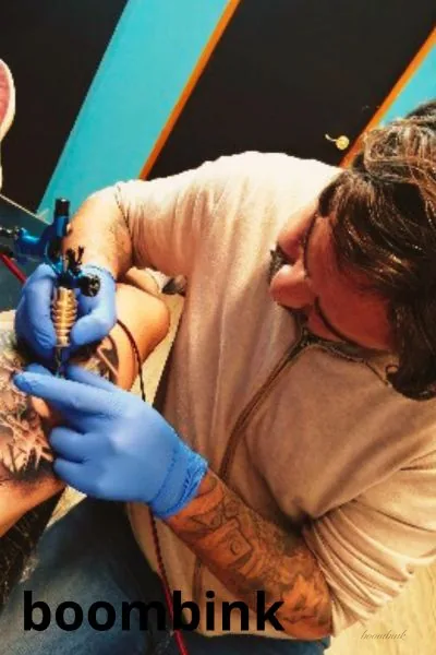 Joel tatuando a un cliente en el estudio Boombink.