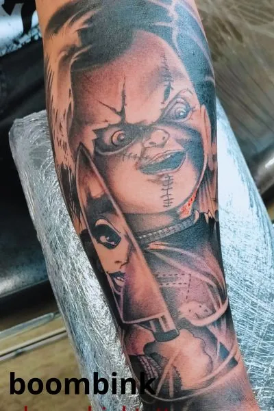Tatuaje a color de Chucky y Tiffany en el brazo.