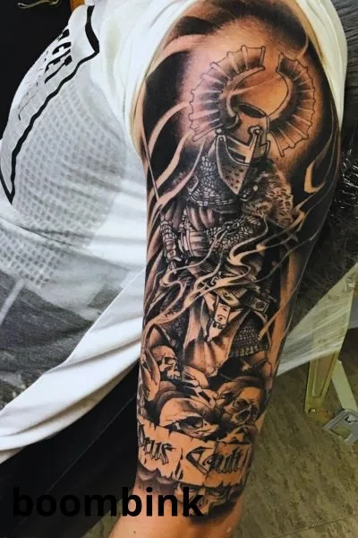 Tatuaje black and grey de guerrero en el brazo.