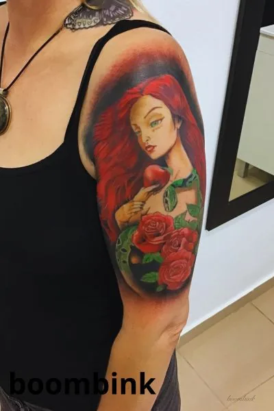 Tatuaje a color de mujer pelirroja con rosas en el brazo.