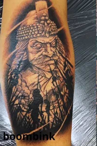 Tatuaje blackwork de búho en la pierna.