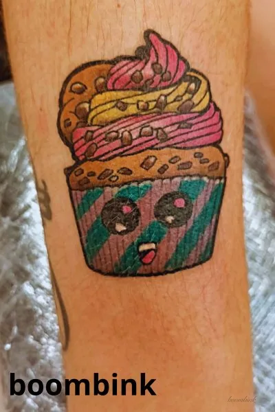 Tatuaje a color de cupcake en el antebrazo.