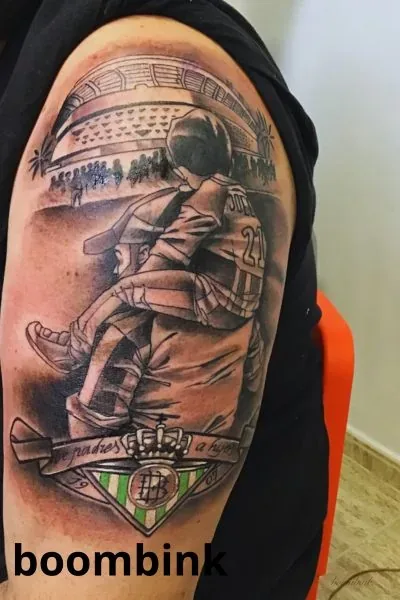Tatuaje black and grey de un astronauta en el brazo.