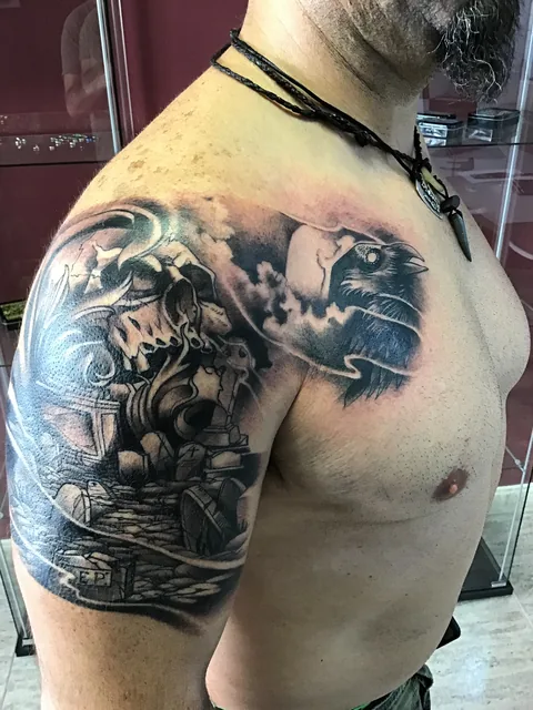 Tatuaje black and grey de homenaje a los bomberos en el hombro.