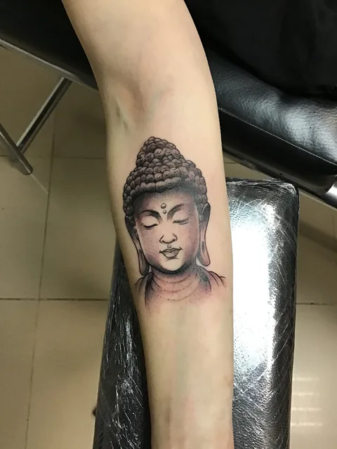 Tatuaje black and grey de Buda en el antebrazo.