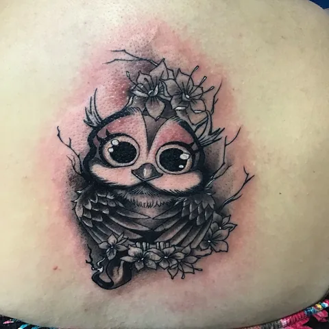 Tatuaje black and grey de un búho en el costado.