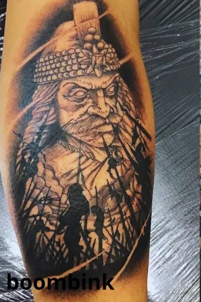 Tatuaje blackwork de un búho en la pierna.