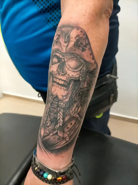 Tatuaje black and grey de una calavera en el antebrazo.