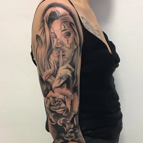 Detalle de un tatuaje black and grey de una chicana con rosas en el brazo.