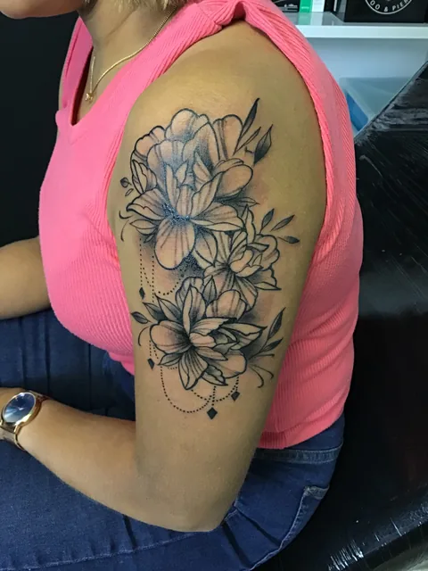 Tatuaje floral black and grey en el brazo.