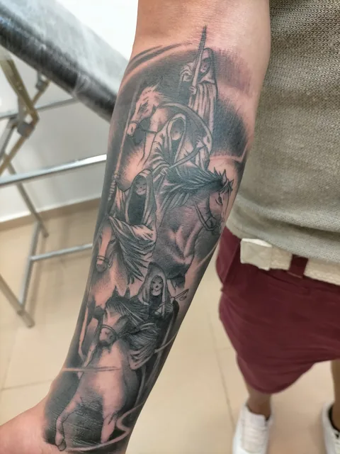 Tatuaje black and grey de un guerrero medieval en el brazo.