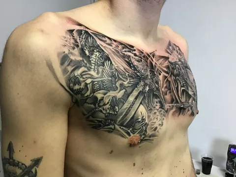 Tatuaje japonés black and grey con un dragón en el pecho.