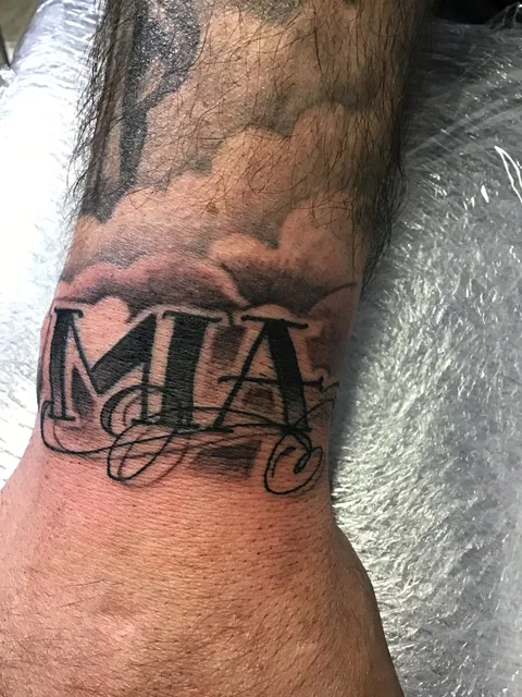 Tatuaje lettering del nombre Mia en la muñeca.