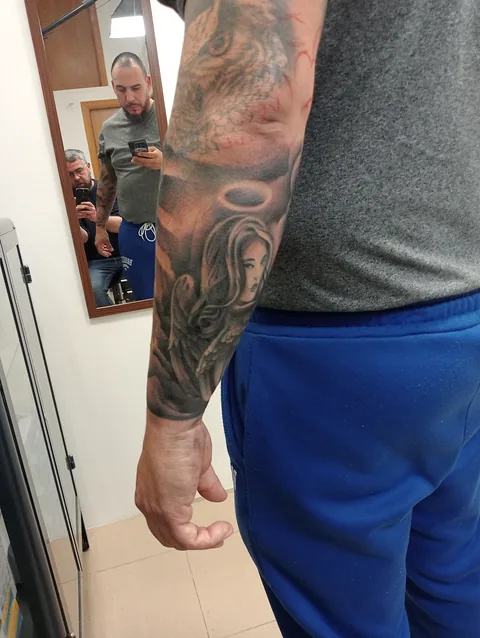 Composición de manga completa black and grey en el brazo.
