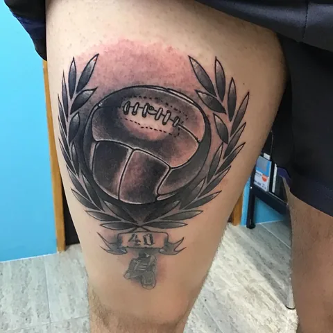 Tatuaje memorial de fútbol en black and grey en la pierna.