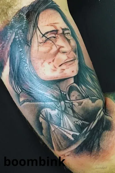 Tatuaje black and grey de una mujer con capucha en el brazo.