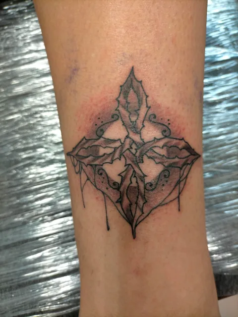 Tatuaje ornamental geométrico blackwork en el antebrazo.