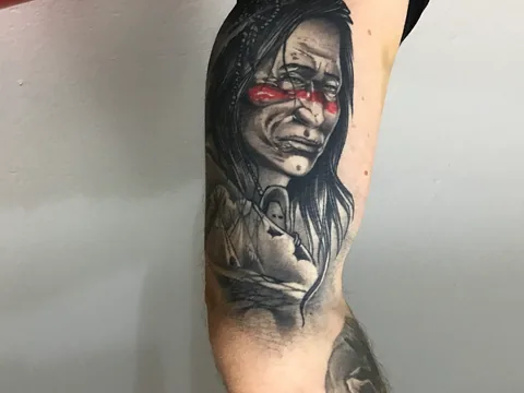Retrato femenino en black and grey con un detalle rojo en el brazo.