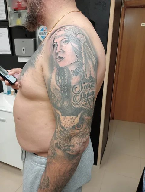 Retrato femenino black and grey con tocado y rosas en el brazo.