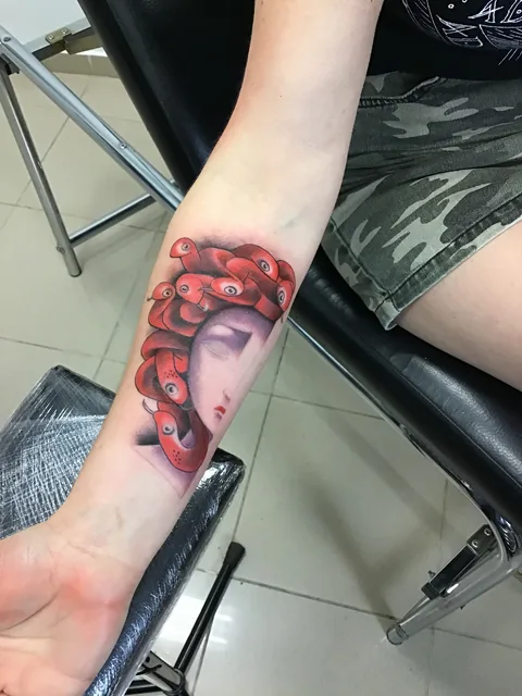 Retrato neotradicional con rosas en el antebrazo.