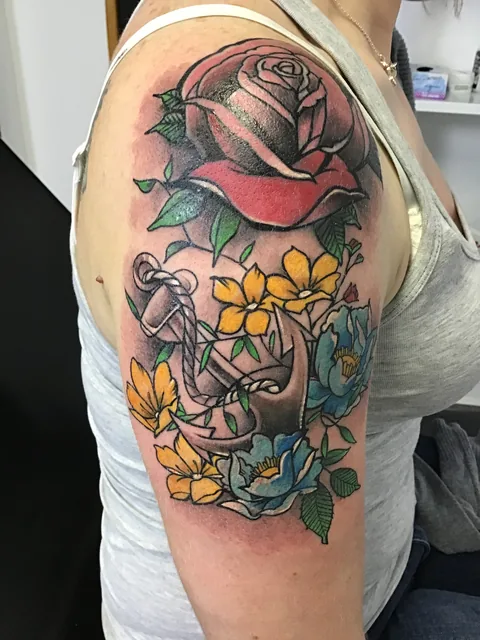 Tatuaje neotradicional de rosas a color en el brazo.