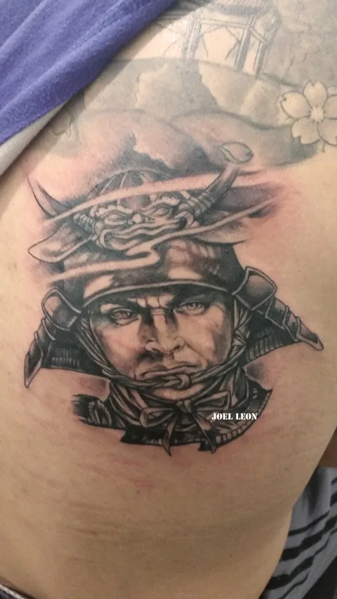 Tatuaje black and grey de un samurái en el brazo.