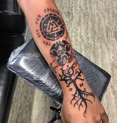 Tatuaje blackwork de inspiración nórdica en el antebrazo.