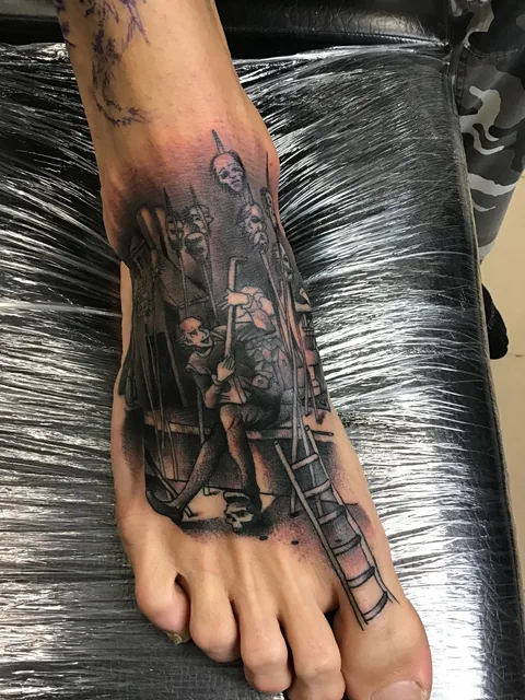 Tatuaje de terror en black and grey en el pie.